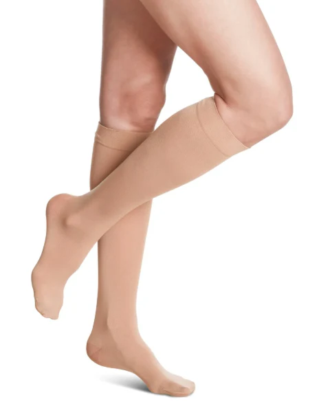 Bas de compression 15-20mmhg Sigvaris 841 Soft Opaque pour femme (Mollet) – Image 2