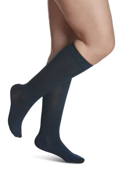 Bas de compression 20-30mmhg Sigvaris 842 Soft Opaque pour femme (Mollet) – Image 5