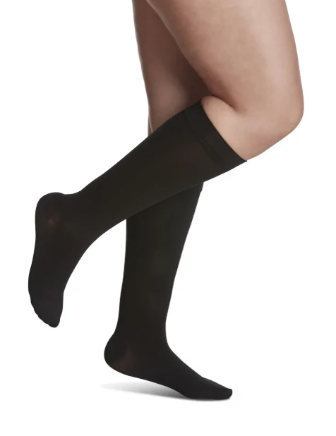 Bas de compression 20-30mmhg Sigvaris 842 Soft Opaque pour femme (Mollet) – Image 4