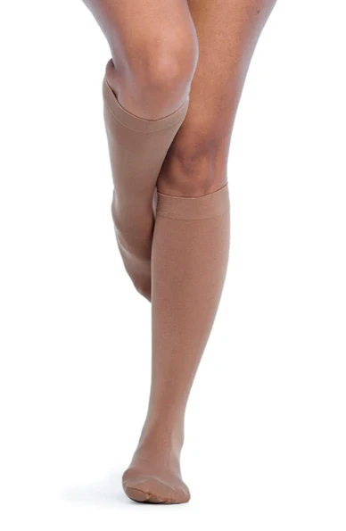 Bas de compression 15-20mmhg Sigvaris 841 Soft Opaque pour femme (Mollet) – Image 3